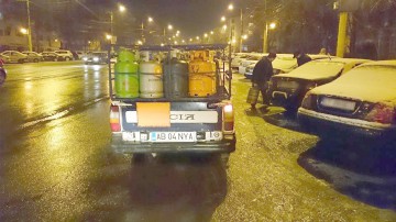 La un pas de explozie! Dintr-o maşină au început să cadă butelii